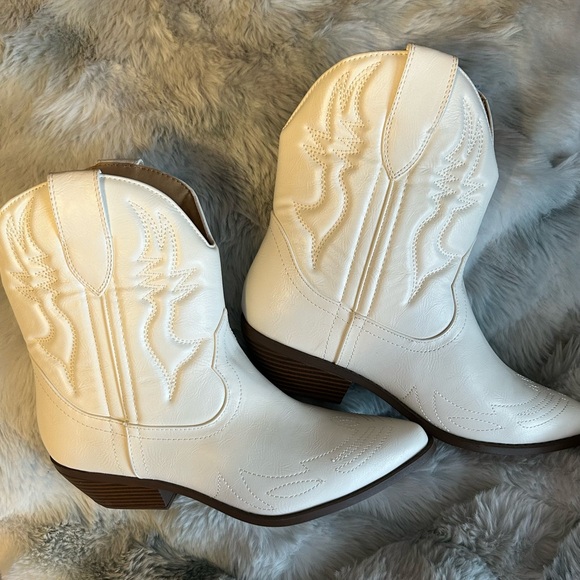 Soda Shoes - Soda Size 10 NWOT White Western Ankle Boots for Women - Stylish Cowboy Booties